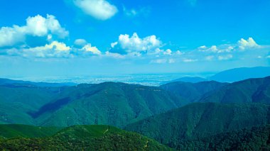 Sis ve mavi bulutlarla dolu güzel dağlar.