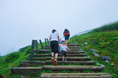 Ibuki Dağı Shiga, Japonya - 4 Eylül 2023; Dağda yürüyüş yapan bir ailenin görüntüsü