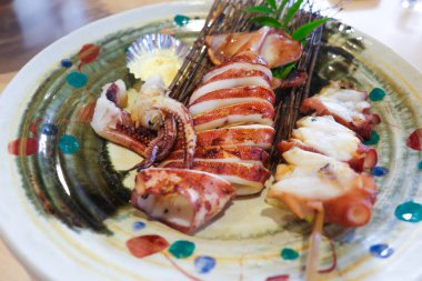 Peyzaj Bir tabak ızgara kalamar, lezzetli ve lezzetli bir yemek.