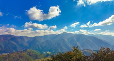 Japonya Takayama 'daki kayan tepelerin ve dağların panoramik manzarası.
