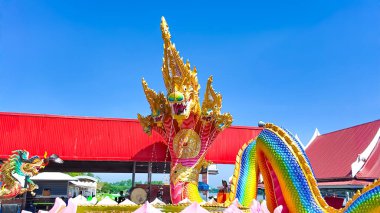 Chachoengsao, Tayland, 11 Kasım 2024; beş başlı bir Naga yılanı Hindu ve Budist mitolojik bir yaratık.