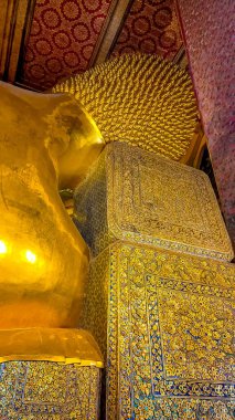 BANGKOK, THAILAND - 11 Kasım 2024: Wat Pho 'da yaslanan Buda' nın arka plandaki görüntüsü