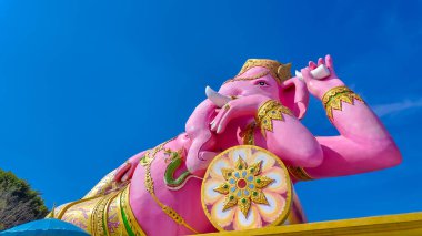 Chachoengsao, Tayland, 11 Kasım 2024, oturma pozisyonunda Pembe Ganesha heykeli