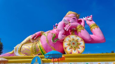 Chachoengsao, Tayland, 11 Kasım 2024, oturma pozisyonunda Pembe Ganesha heykeli