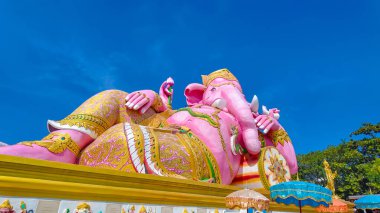 Chachoengsao, Tayland, 11 Kasım 2024, oturma pozisyonunda Pembe Ganesha heykeli