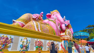 Chachoengsao, Tayland, 11 Kasım 2024, oturma pozisyonunda Pembe Ganesha heykeli