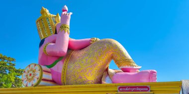 Chachoengsao, Tayland, 11 Kasım 2024, oturma pozisyonunda Pembe Ganesha heykeli