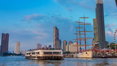 Bangkok, Tayland, 11 Kasım 2024, Bangkok 'taki Chao Phraya Nehri' nin canlı bir sahnesi, büyük bir yolcu gemisi.
