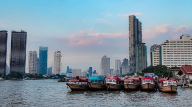 Bangkok, Tayland, 11 Kasım 2024, Bangkok 'taki Chao Phraya Nehri' nin renkli tekneleriyle dolu canlı bir sahnesi.