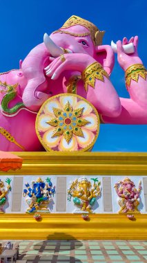 Chachoengsao, Tayland, 11 Kasım 2024, oturma pozisyonunda Pembe Ganesha heykeli