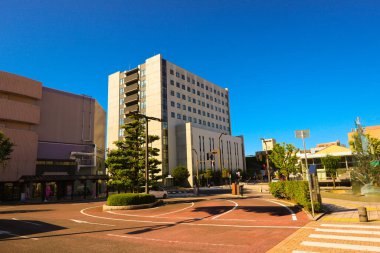 Bina ve yol mimarisi ile şehir manzarası.