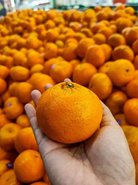 Owoce Pomarańczy Rynku Zbliżenie Dłoni Trzymającej Mandarynkę — Zdjęcie stockowe