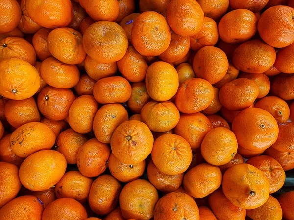 Μανταρίνια Πορτοκάλια Στον Πάγκο Της Αγοράς Φρούτων — Φωτογραφία Αρχείου