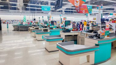 BANGKOK, THAILAND - 8 Kasım 2023: Tesco Lotus mağazasındaki süpermarkette ödeme sayacı