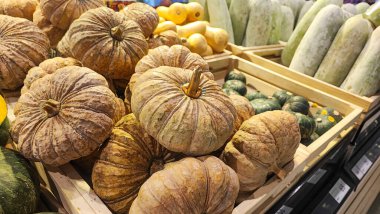 balkabağı, bir demet balkabağı, arka plan, rafın yanındaki süpermarkette balkabağı 