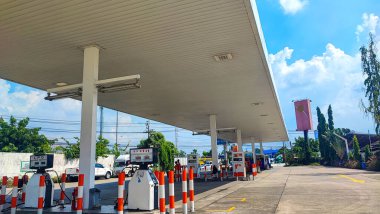 Benzin istasyonu. Aracı sıvılaştırılmış lpg ya da Ing ürünüyle dolduruyorum. Güvenlik teknolojisi