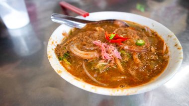 Penang Laksa - Peranakan mutfağında baharatlı erişte, Assam Laksa (Noddle in Tangy Fish Gravy) Penang 'da popüler olan özel Malezya yemeği. 