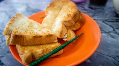 Malezya 'da kahve, nasi lemak, tost ekmeği ve yarım haşlanmış yumurta, kahveli tost seti ve tereyağı ve kaya ile tost ekmeğinden oluşan yaygın bir kahvaltı seti, tipik bir kahvaltı. 