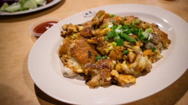 Güneydoğu Asya usulü kızarmış bebek istiridye omleti Chili soslu Chien, istiridye omleti. Singapur ve Malezya 'da popüler bir işportacı yemeği.