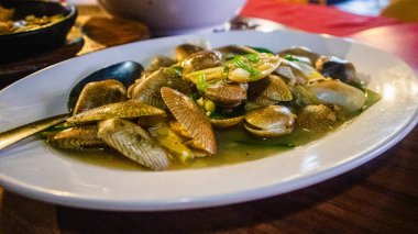 Kızarmış Midye Chili, Kızarmış Midyeleri Kızarmış Biber Ezmesi ile Karıştır - Asya usulü