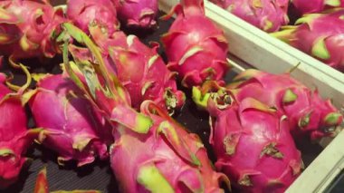 Meyve reyonunda hipermarket. Vejetaryenlik ve sağlıklı beslenme kavramı. ejderha meyvesi, ananas