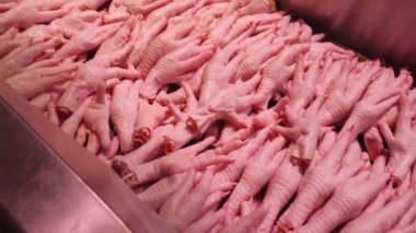 Piyasada taze tavuk ayağı