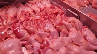 Süpermarkette rafta çiğ tavuk eti