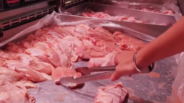 超级市场货架上的生鸡肉 — 图库视频影像