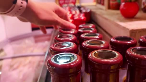 Woman Hand Selecteert Saus Fles Bij Supermarkt Sluitingsdatum — Stockvideo
