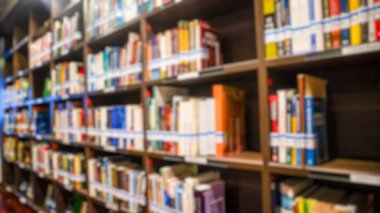 Soyut bulanık halk kütüphanesi iç alanı. Odaklanamayan efektlerle dolu bulanık bir oda. iş veya eğitim kavramlarında arkaplan ya da arkaplan kullanımı