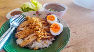 Kızarmış tavuk fileto ve kızarmış domuz eti, domuz filetosu ev yapımı pirzola. Tayland yemeği.