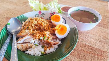 Kızarmış tavuk fileto ve kızarmış domuz eti, domuz filetosu ev yapımı pirzola. Tayland yemeği.