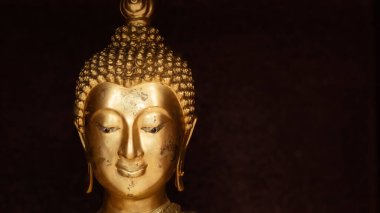 Buda 'nın yüzü bulanık arka planda, Budizme inan, Budizm' in tılsımı olarak kullanılan Buda heykeline inan.