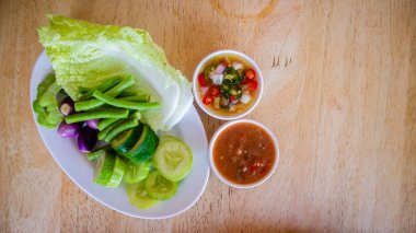 Acı biber ve tuzla kızartılmış domuz eti, acılı kızarmış domuz eti.