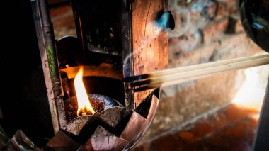 Tütsü fenerlerin ateşiyle yakıldı..