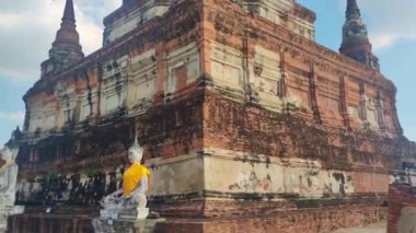 AYTTHAYA, THAILAND - Mart 2017: Ayutthaya, Tayland 'da Wat Yai Chai Mongkol Tapınağı panoraması, Şubat 2024
