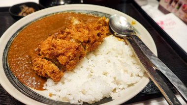 Japon usulü körili ve pirinçli kızarmış domuz pirzolası.