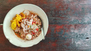 Kıyma ve köfteli Tom Yum Noodle, gevrek wontonlar, seçici odaklanma. Meşhur Tayland çorbası.