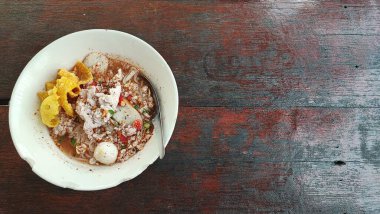 Kıyma ve köfteli Tom Yum Noodle, gevrek wontonlar, seçici odaklanma. Meşhur Tayland çorbası.