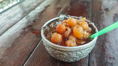  Taze meyveli Longan içeceği deride beyaz et ve siyah tohum görünüyor..