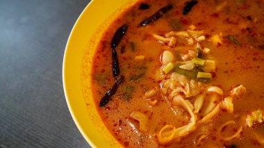 : Tom yum çorbası / Tayland yemeği / sıcak ve ekşi çorba / Tavuk çorbası