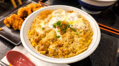 Katsudon Japon yemeği, üzerinde kızarmış domuz pirzolası olan bir kase pirinç.