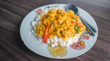 Kavrulmuş karidesli köri tozu, kızarmış yumurta pilavı, Tayland yemeği, tabakta Tayland yemeği iyi görünüyor. wooen masası 