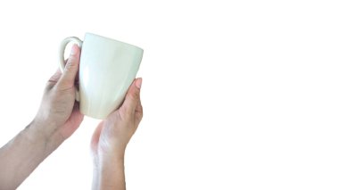 El ele tutuşma fincanı, beyaz arka planda izole edilmiş..