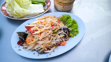 Bir sürü lezzetli Somtam Sua yengeci ve turşulu balık, papaya ve khanom jeenThai sokak yiyecekleri ile Somtam Khanom Jeen Tayland dilinde Somtam Khanom Jeen olarak bilinen Vermicelli ile Papaya salatası