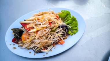 Bir sürü lezzetli Somtam Sua yengeci ve turşulu balık, papaya ve khanom jeenThai sokak yiyecekleri ile Somtam Khanom Jeen Tayland dilinde Somtam Khanom Jeen olarak bilinen Vermicelli ile Papaya salatası