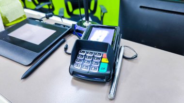 Ürünlere ödeme yapmak için kart okutma makinesi ve dükkana ürünler için ödeme yapmak için kart okutma makinesindeki yetkilendirme koduna basın.