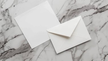 Boş bir kağıt ve boş beyaz bir zarf modern ofis masasının üzerinde duruyordu.