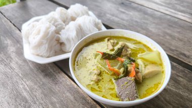 Khanom jeen soslu yeşil köri Tayland yemeği Taylandlılar için lezzetli menü Khanom Jeen ve Yeşil Körili Tavuk.