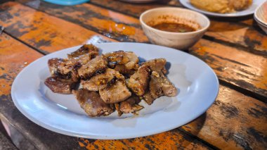 Izgara domuz bağırsağı parçalara ayrılmış. Egzotik Tayland yemeği bağırsağı ateşte kızarmıştı. Çok lezzetli ve güzel kokuyor..